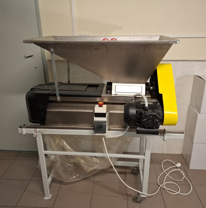 Електродробарка з гребневідділювачем.  Італія