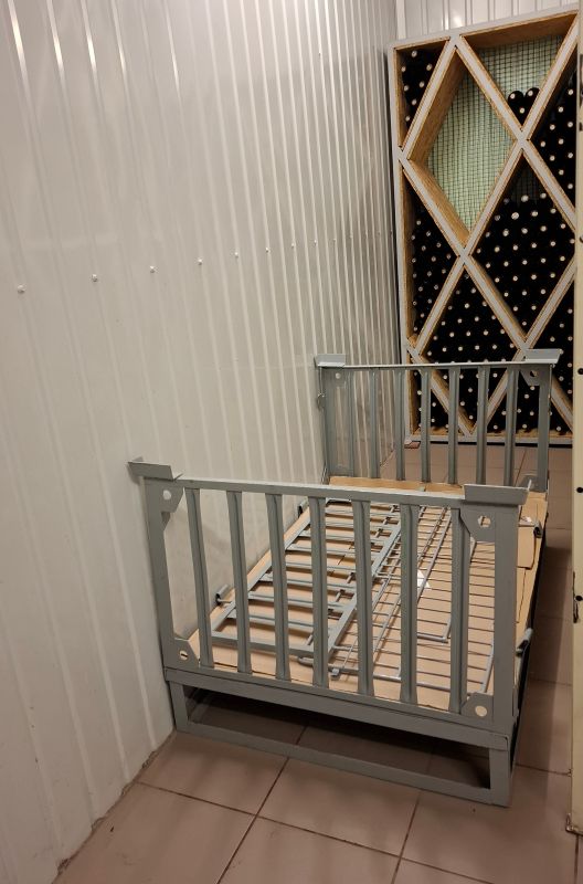 Металевий контейнер для зберігання пляшок