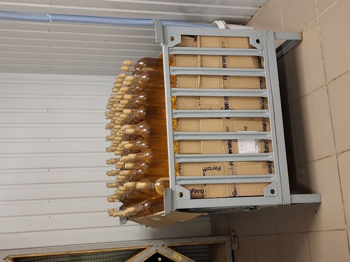 Металевий контейнер для зберігання пляшок