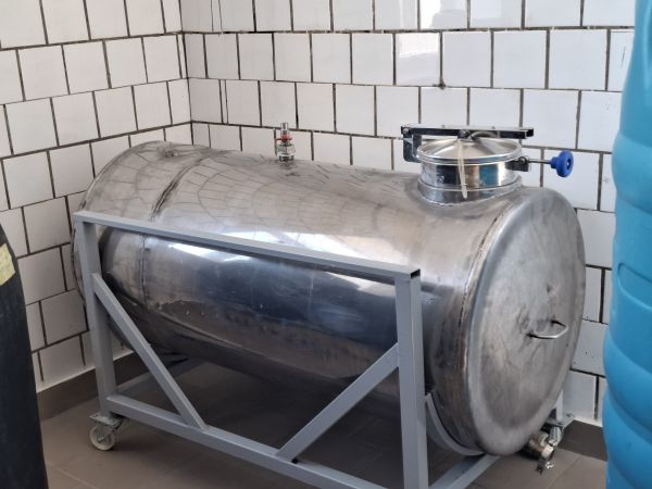 Ємність з нержавіючої сталі AISI 304 L  405 л, горизонтальна ,сферична, з люком