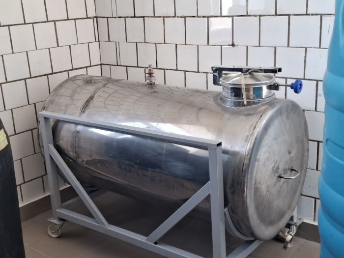 Ємність з нержавіючої сталі AISI 304 L  405 л, горизонтальна ,сферична, з люком