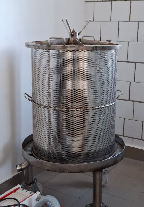 Прес для віджиму  виногадної мезги з нержавіючої сталі AISI 304 L.