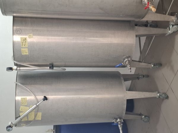 Ємність  з нержавіючої сталі AISI 304 L  з  конічним дном, на опорах,  мобільна  з плаваючою  кришкою  200 літрів