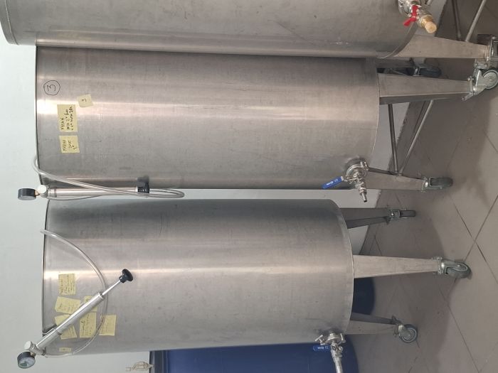 Ємність  з нержавіючої сталі AISI 304 L  з  конічним дном, на опорах,  мобільна  з плаваючою  кришкою  200 літрів